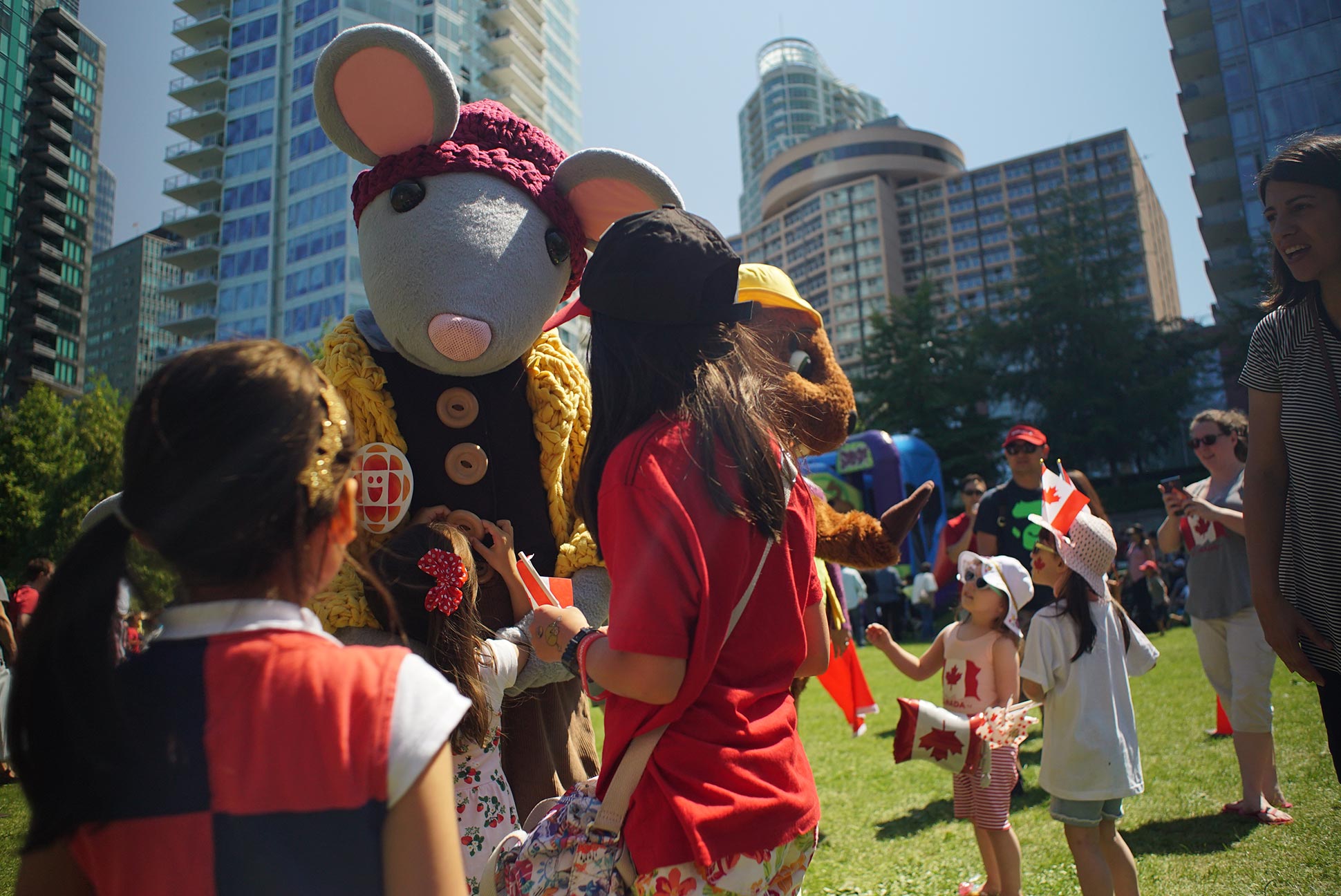 Des mascottes rencontrent des enfants dans une foule